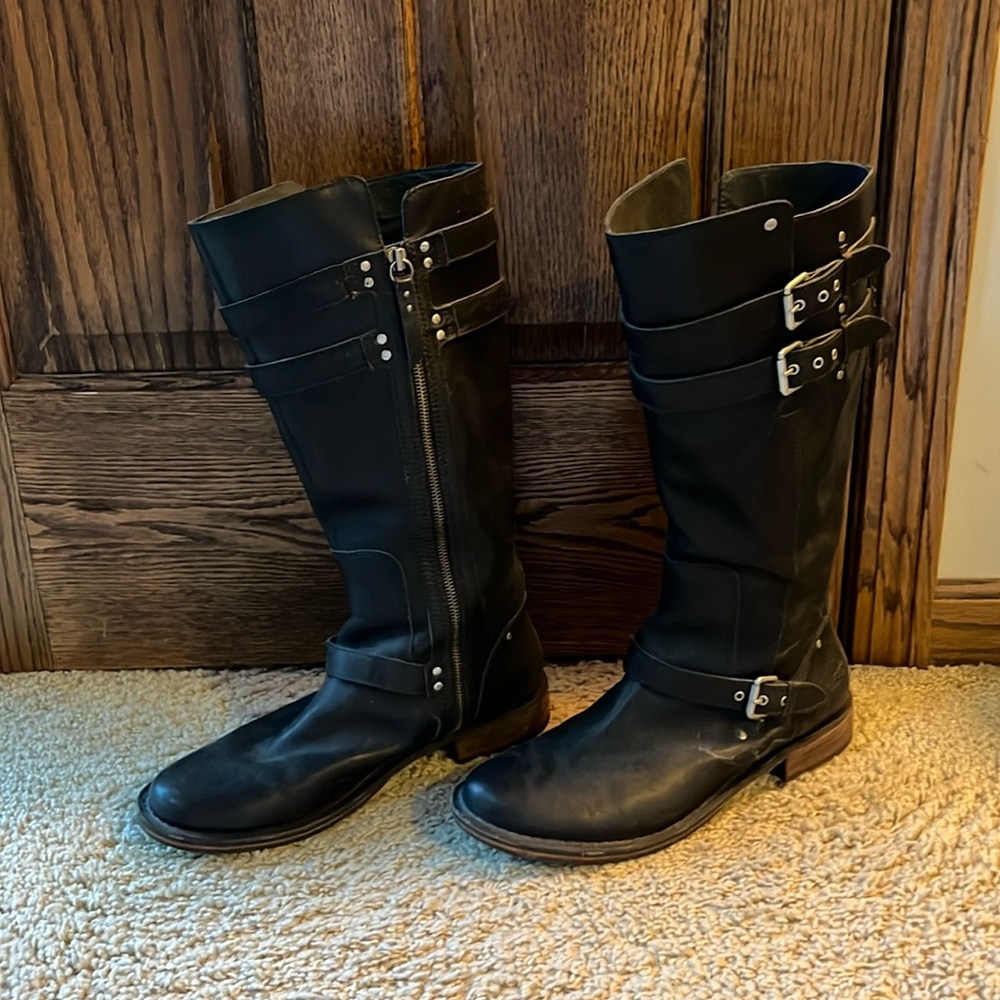 UGG Leather boots. Full zip.